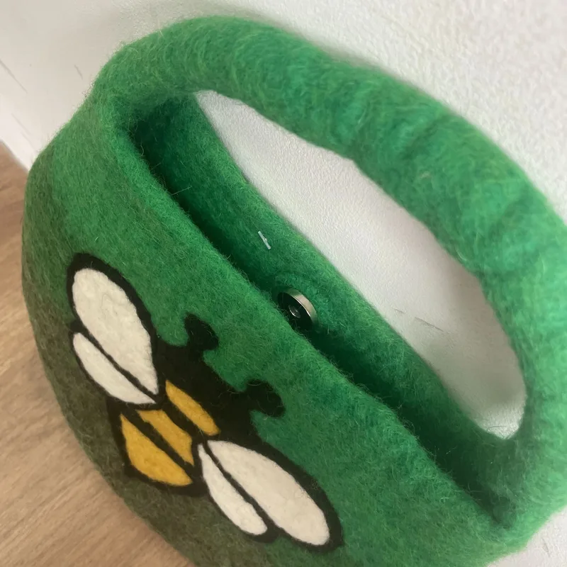 Water Felted Bee Bag One Handle with Magnet Garden Greens — foto 1