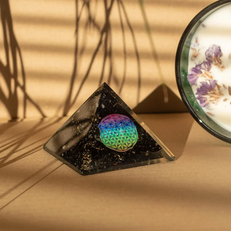 Mini Piramide di Cristalli Organiti 5,5x4,5cm – Fiore della Vita – Tranches di Turchese Nero — foto 2
