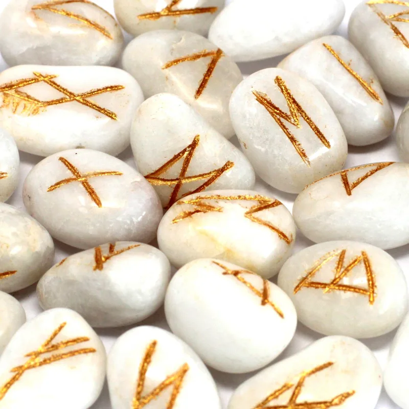 Runes Stone Set in Pouch Bianco Agate