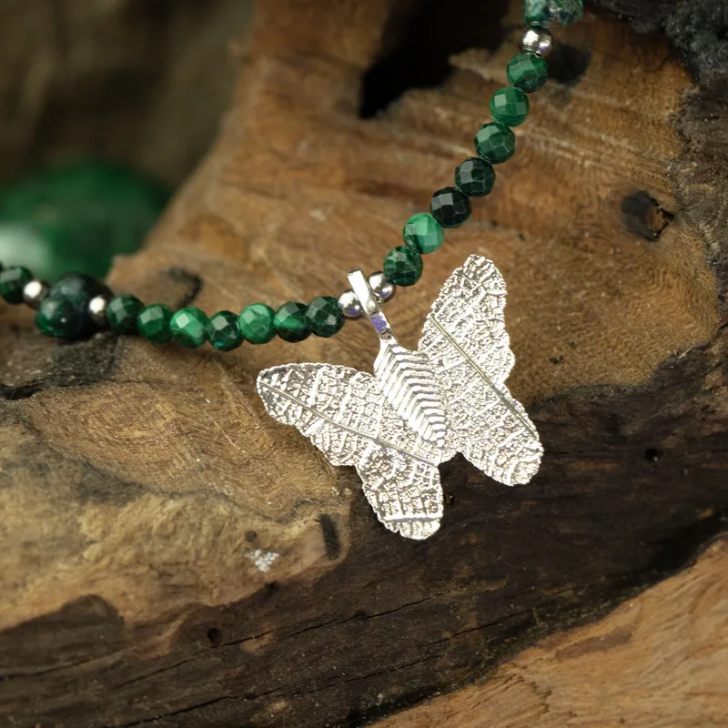 Collana con Pietra di Malachita "Nymphe" e Ciondolo Farfalla Reale a Foglia — foto 1