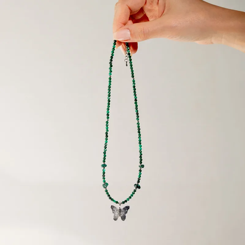 Collana con Pietra di Malachita "Nymphe" e Ciondolo Farfalla Reale a Foglia — foto 4
