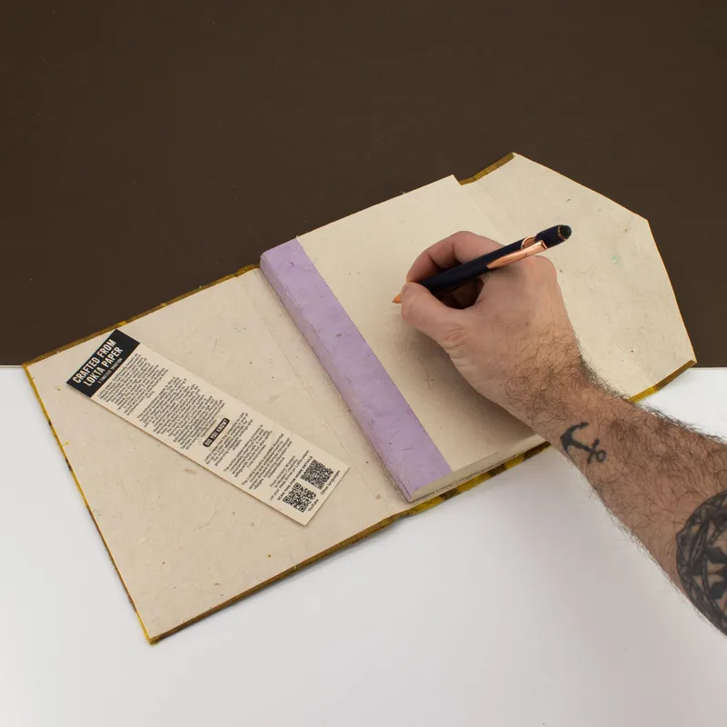 Lokta Bold Floral Notebook – Large – 45 Leaves – Includes Bookmark – Olive — foto 3