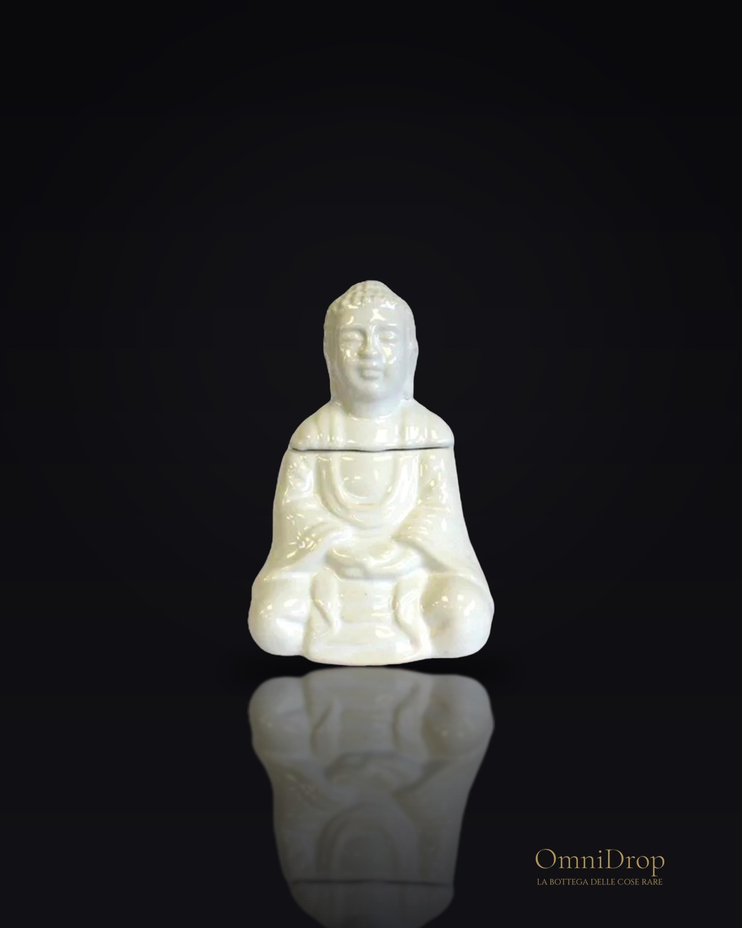 Bruciatore di incenso bianco con Buddha seduto, un rituale di pace interiore