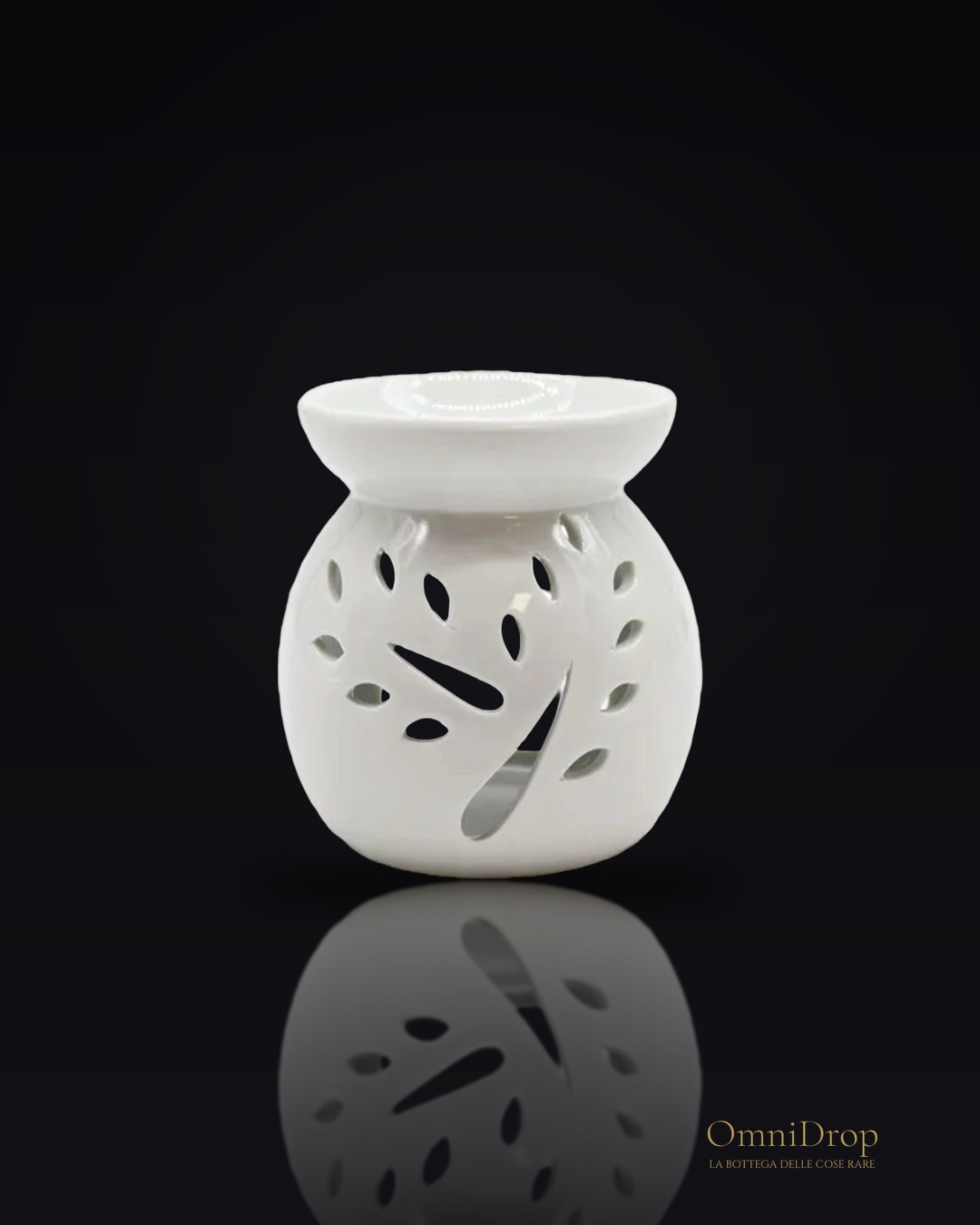 Bruciatore classico in ceramica bianca con legno, un rituale di luce e armonia