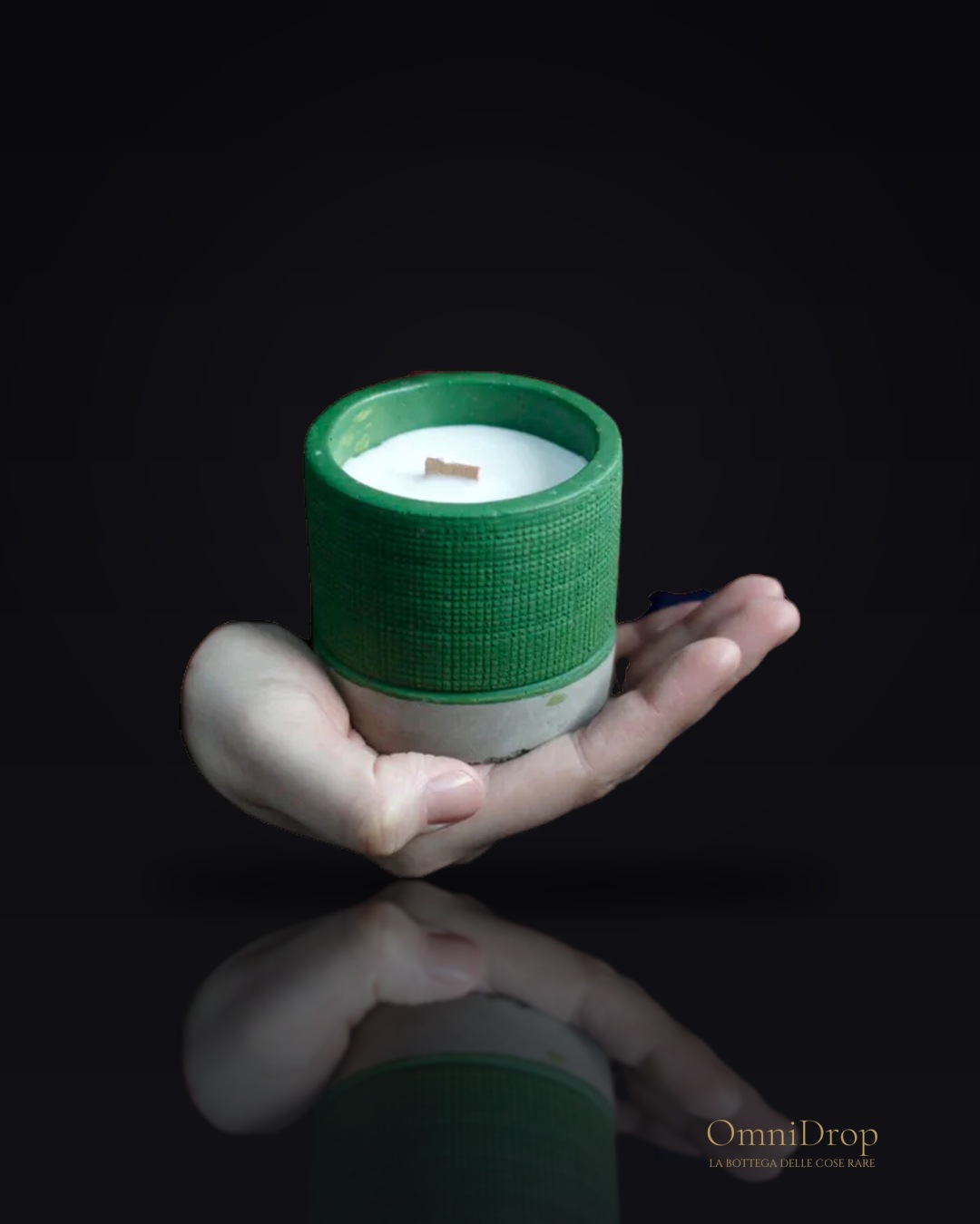 Candela di cera di soia in vaso di cemento verde con erbe per un'atmosfera naturale, per un tocco di calma in casa