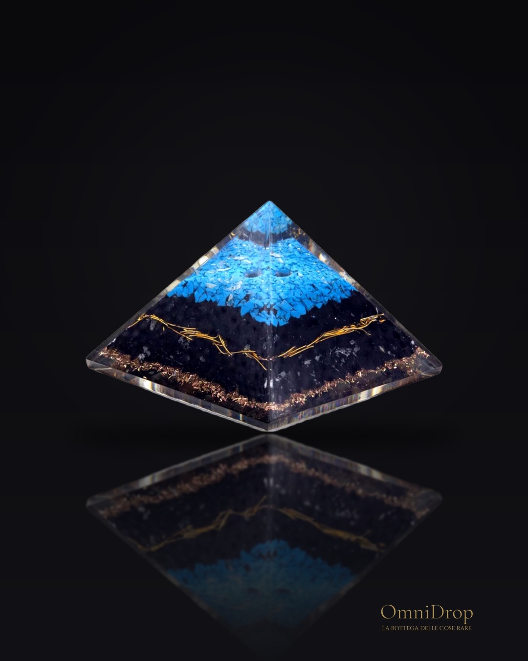 Piramide di orgonite turchese con tormalina nera 70 mm, scudo di luce per l’aura