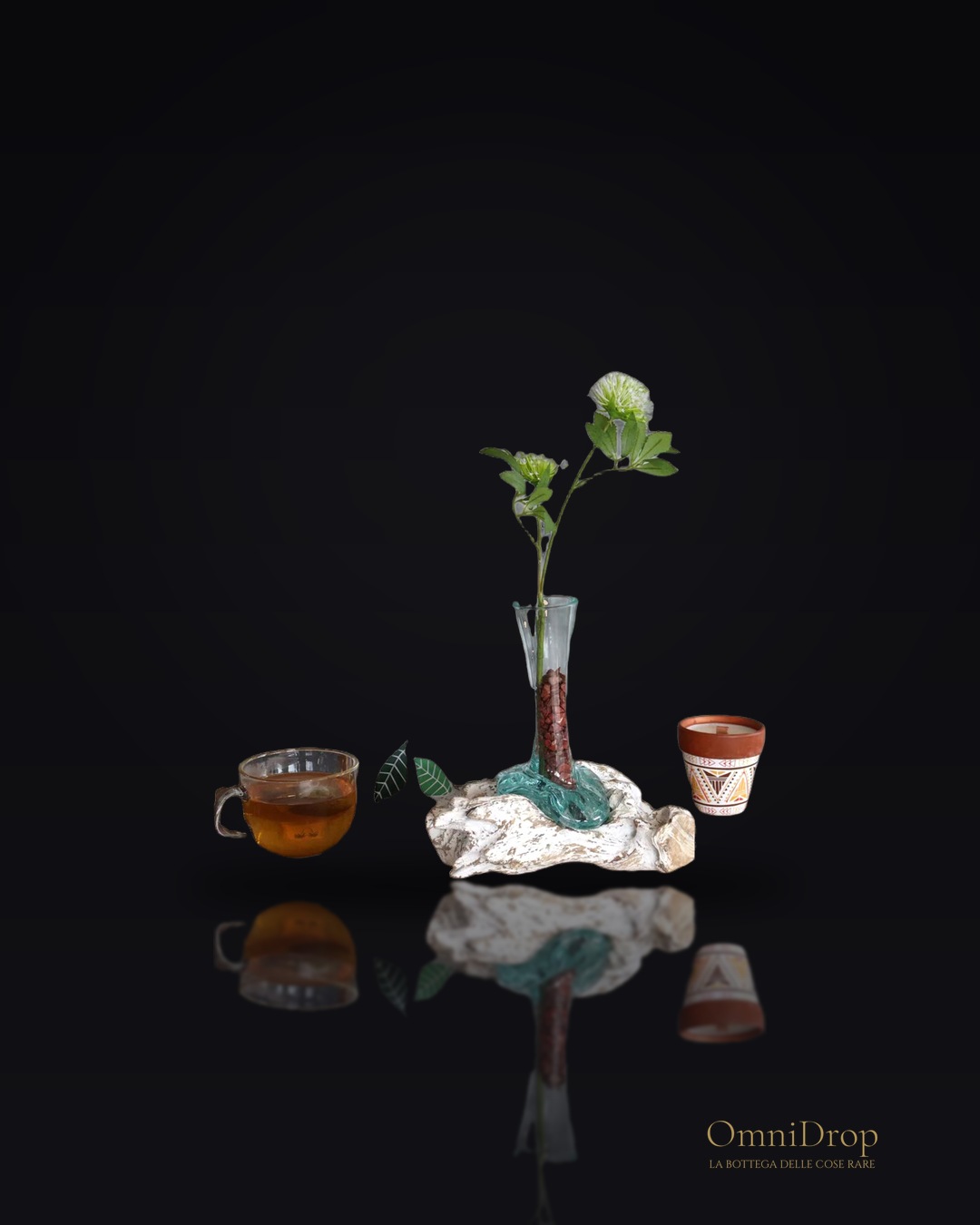 Vaso di vetro fuso con base in legno sbiancato, porta la luce naturale in ogni stanza