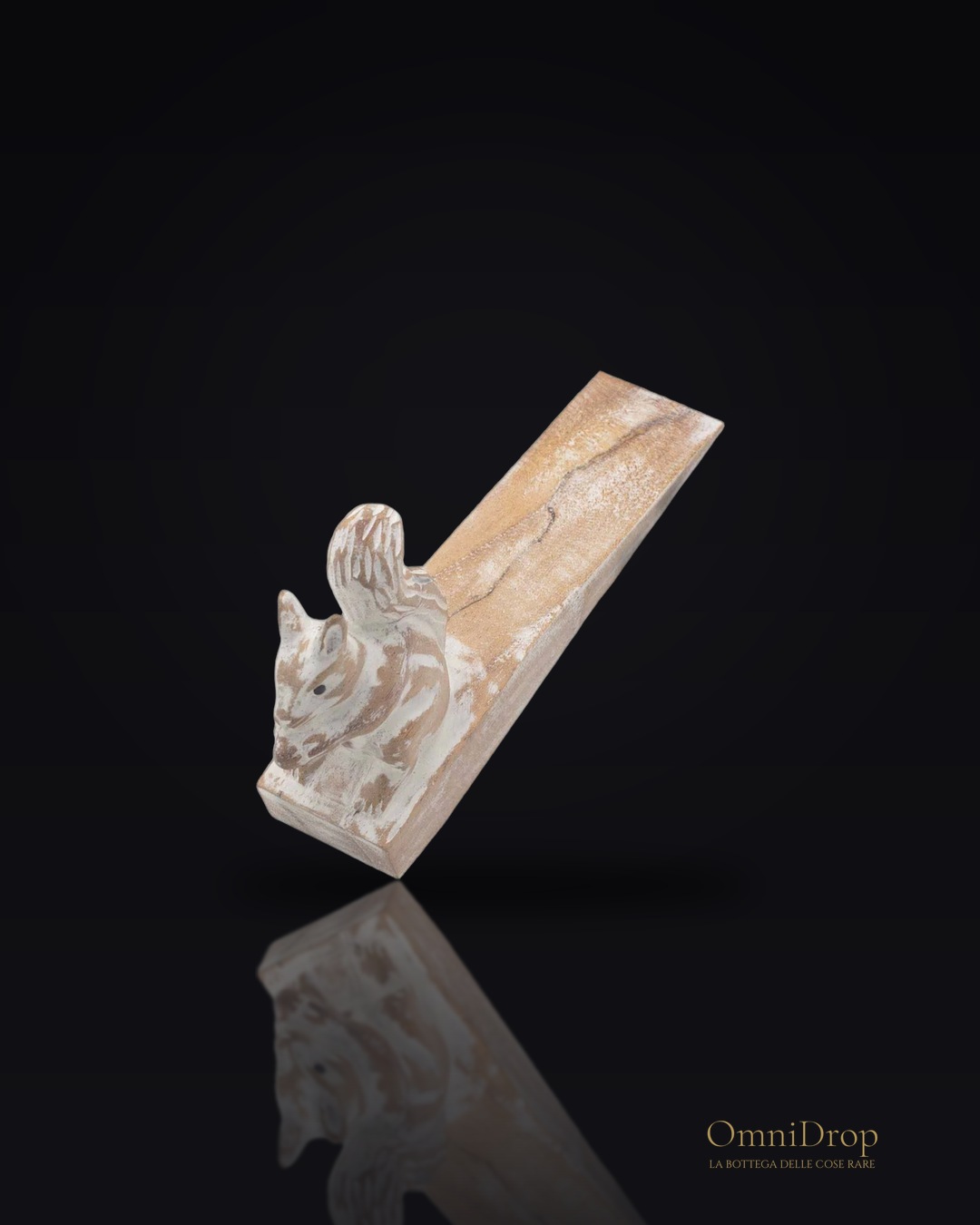 Porta intagliato a mano a forma di scoiattolo in legno, calore e charme per la tua stanza