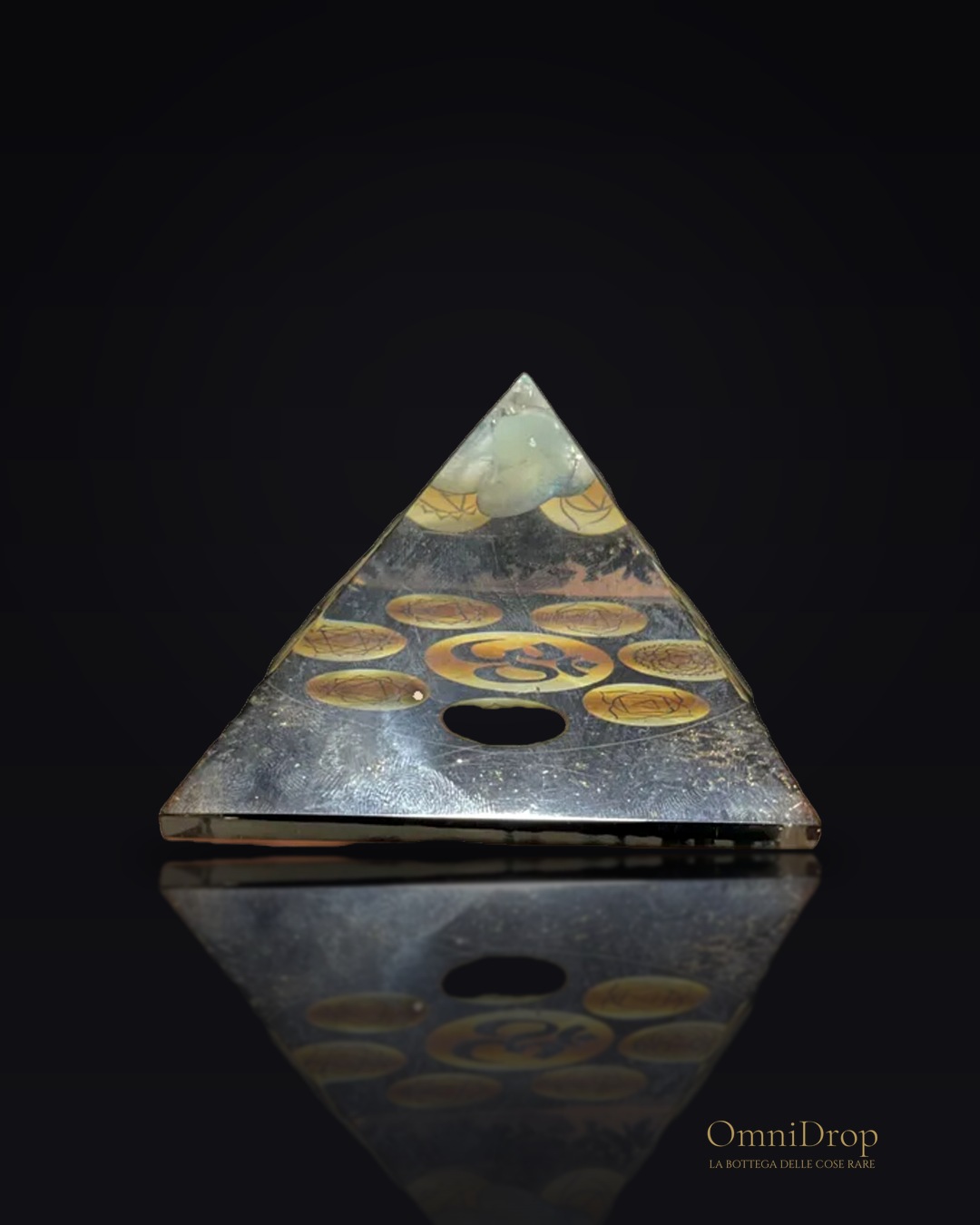 Piramide di orgonite Mezzanotte con Chakra Om, per avvolgere l’anima di serenità
