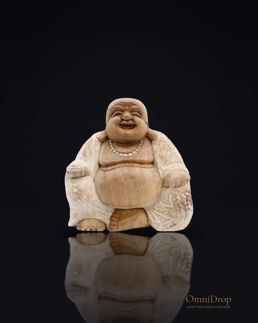 Statua di Buddha in legno scolpita a mano bianco lavato, per creare un'oasi di pace