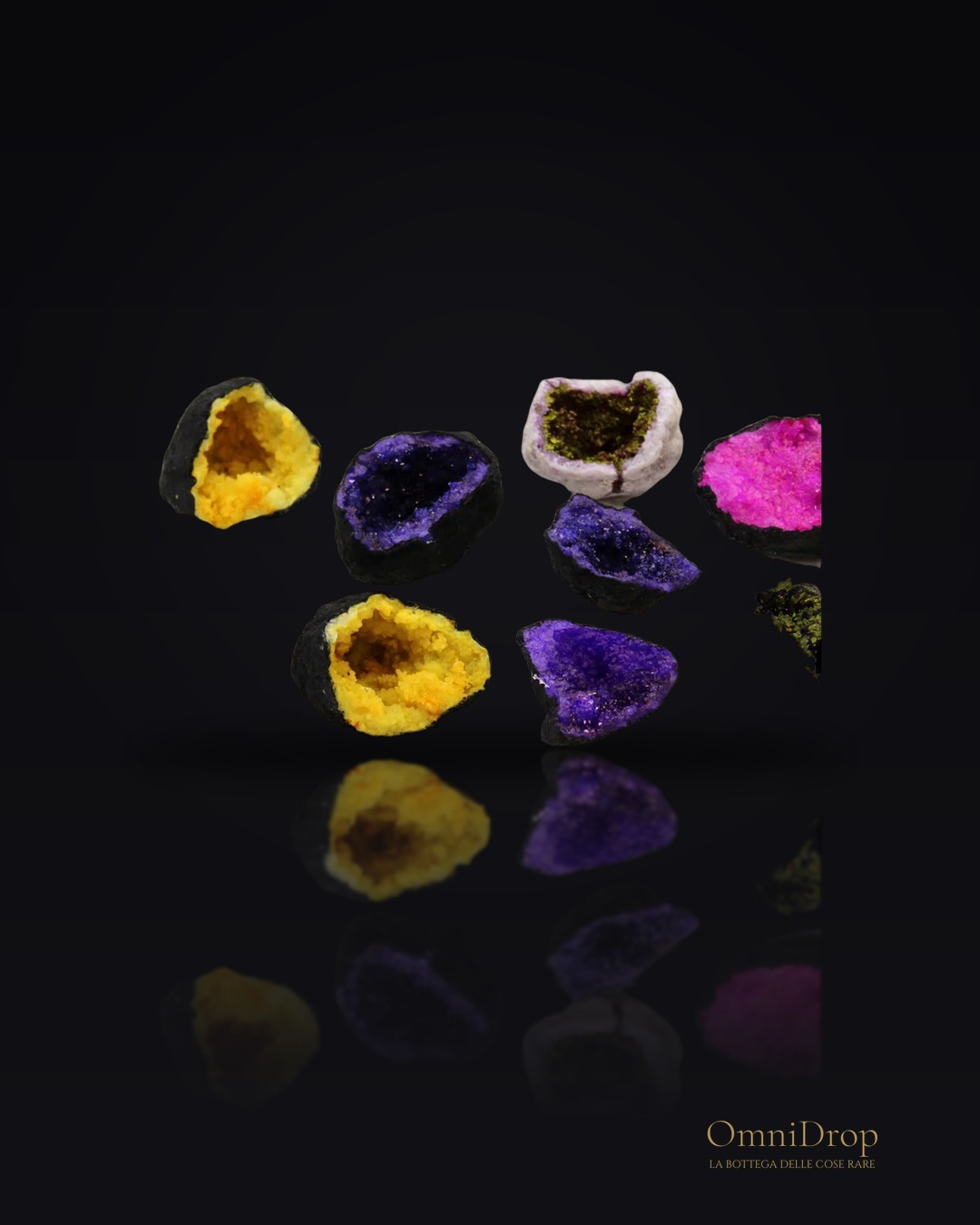 Geodi di calcedonia colorata nero roccia e rosso, armonia interiore e scudo energetico