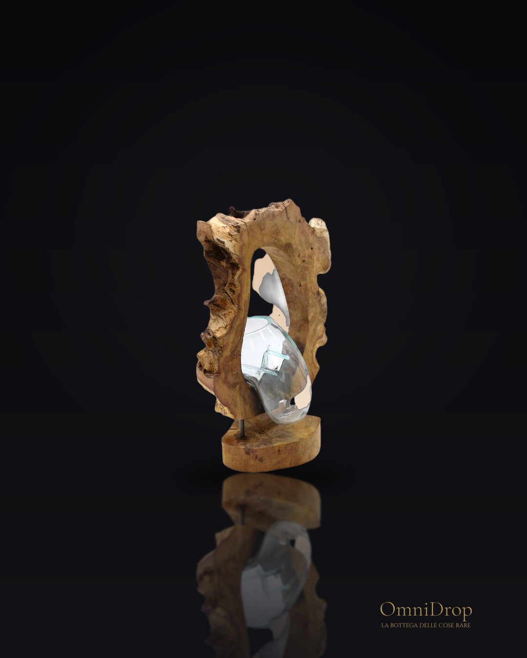 Vaso d'arte in vetro molton su legno, riscalda l'ambiente