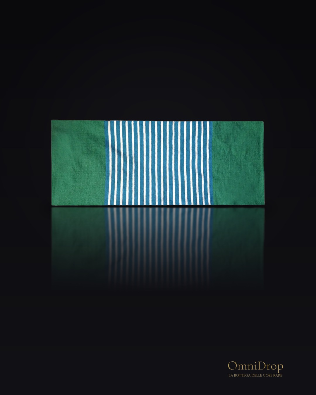 Tappeto in cotone indiano blu e verde, per un angolo di calore e stile.