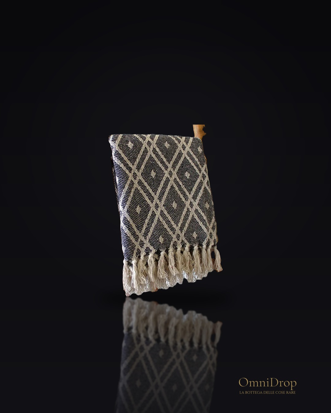 Coperta di lusso in pelle di cuoio nero e beige, per un angolo di caldo relax