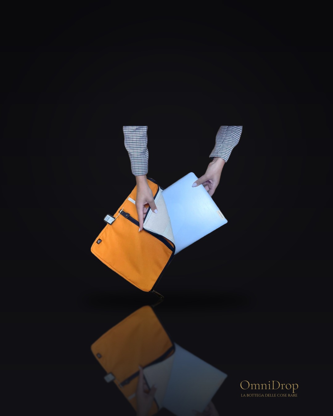 Borsa tela arancione per laptop, per organizzare lo spazio con stile