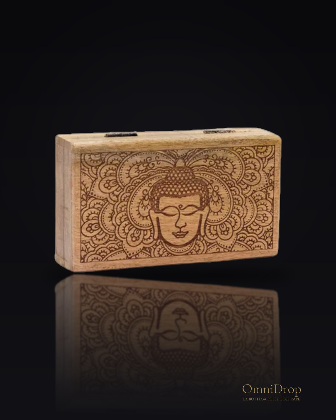 Scatola quadrata in legno con volto di Buddha inciso in nero - un angolo di pace per la riflessione