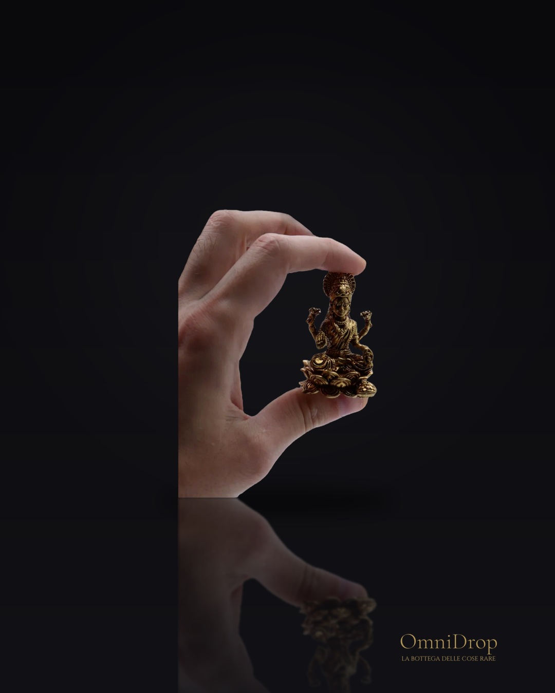 Miniatura in ottone della dea Laxmi - Armonia e luce per lo spazio personale, per creare un angolo di serenità