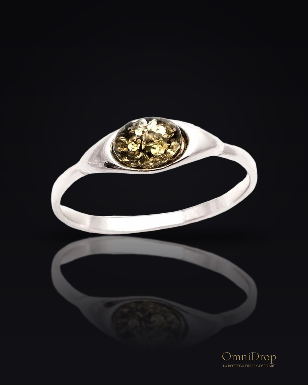 Anello in argento rodiato con ambra verde del Mar Baltico, per custodire la tua unicità