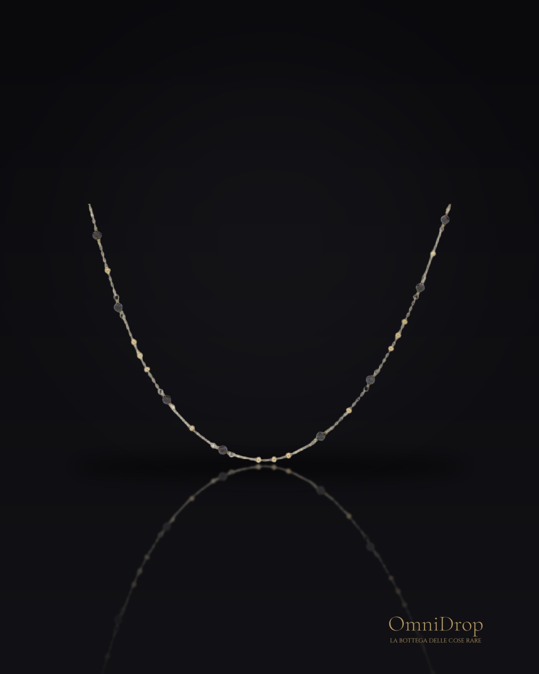 Collana in argento dorato con spinello nero naturale, per custodire il tuo mistero