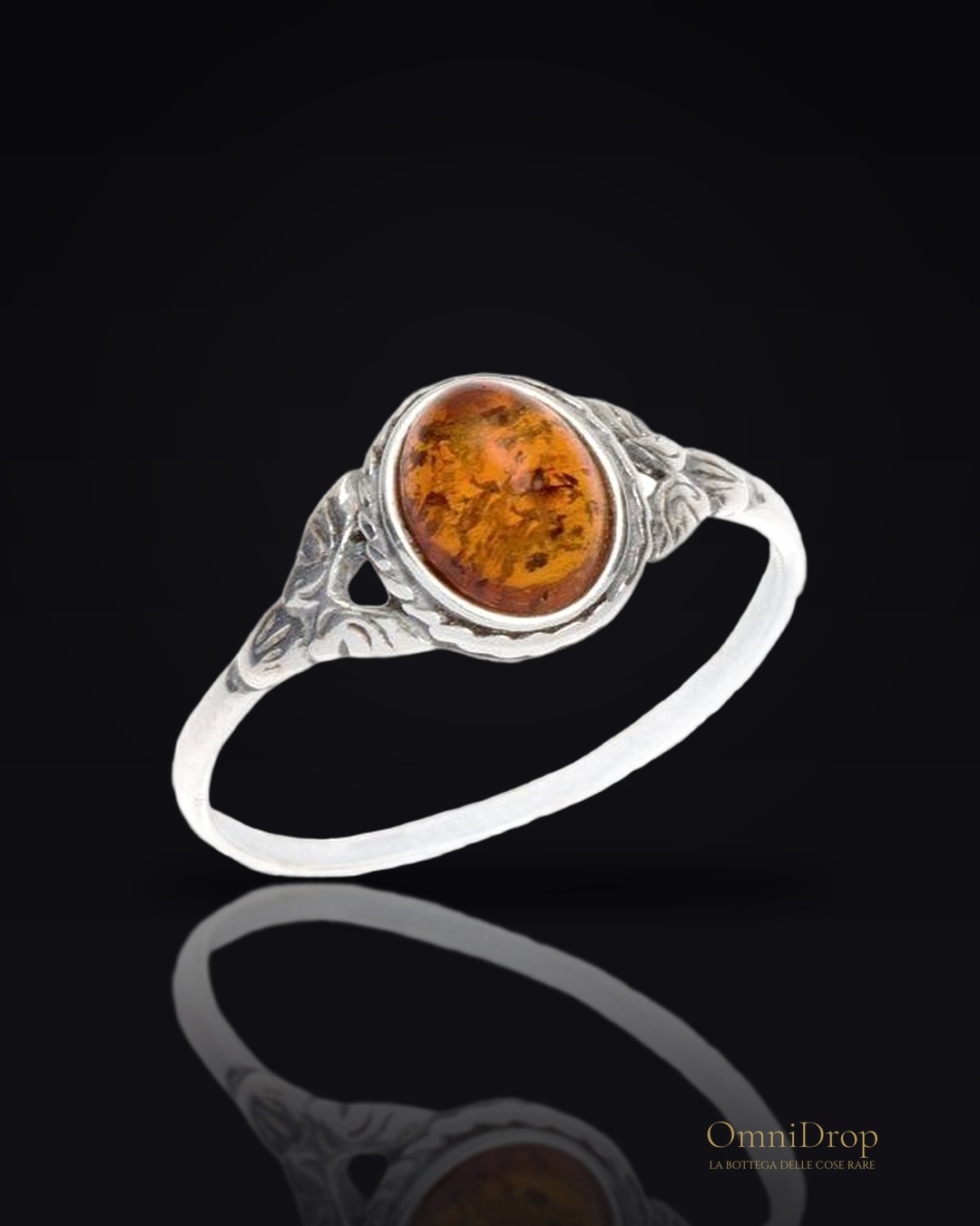 Anello di argento invecchiato con ambra ovale del Mar Baltico, ricordo della solitudine
