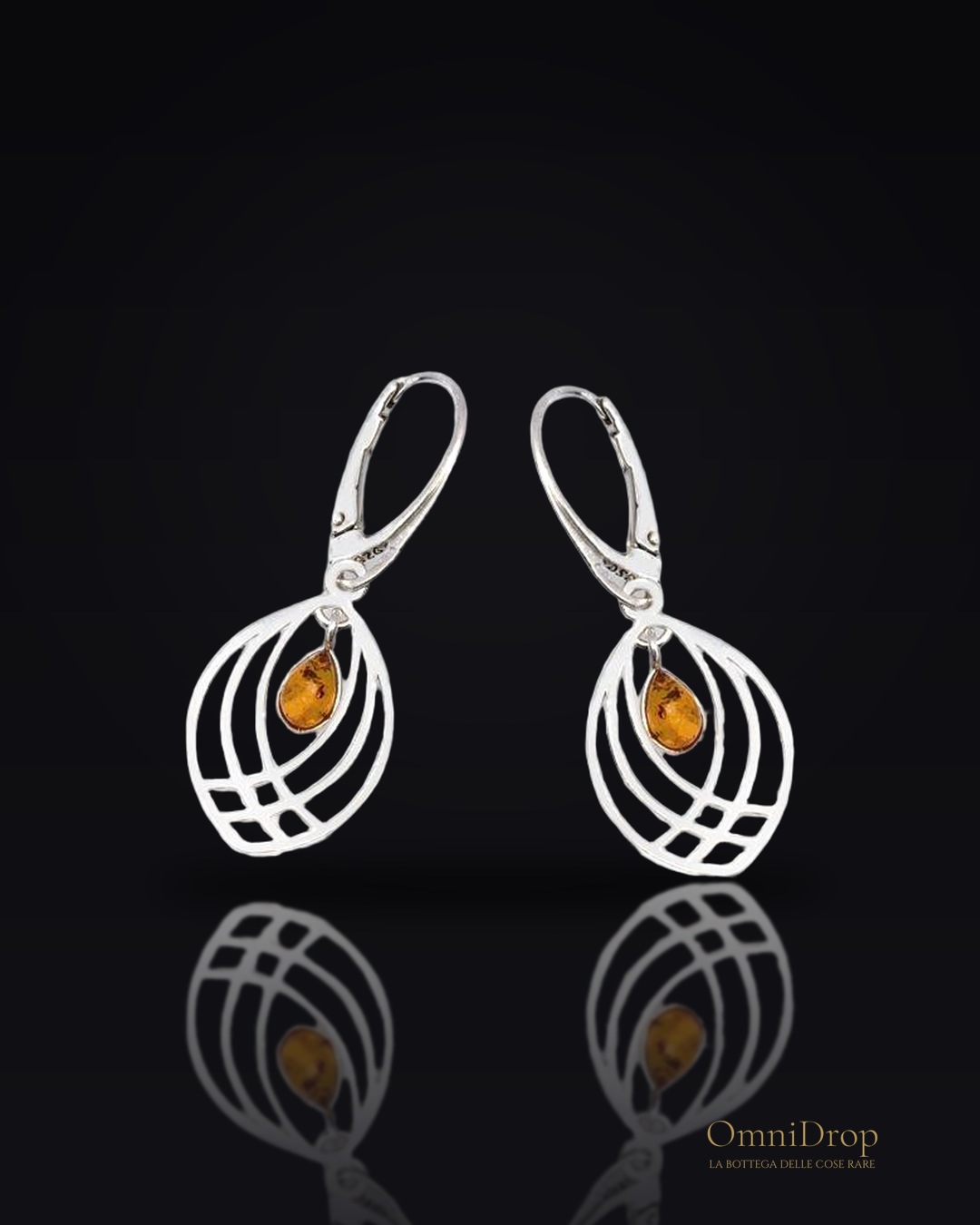 Orecchini pendenti in argento rodiato con goccia di ambra cognac, per ricordare la tua luce