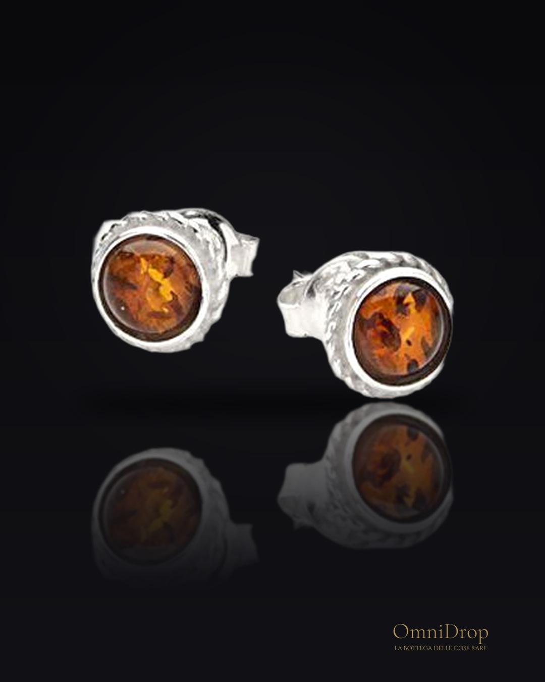 Orecchini a bottone in argento rodiato con ambra cognac del Mar Baltico, per custodire la luce