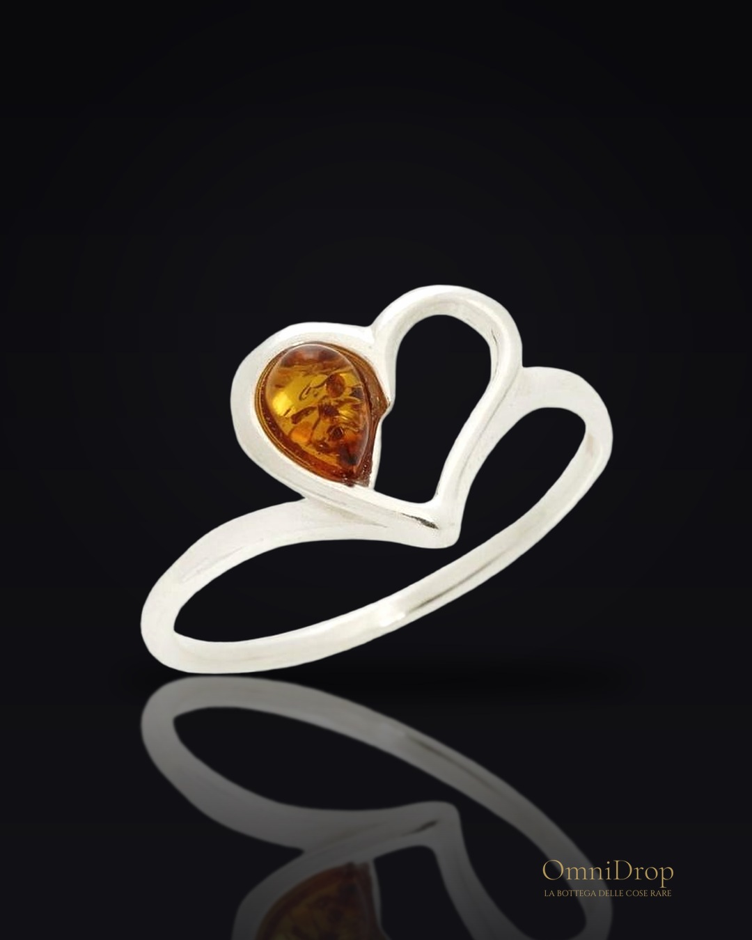 Anello cuore in argento rodiato con goccia di ambra cognac, per custodire l'amore eterno