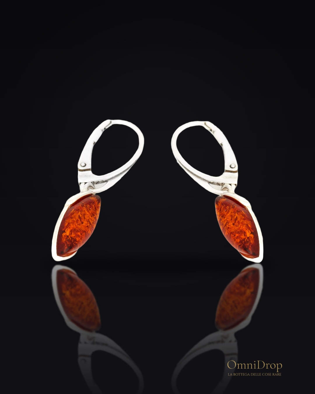 Orecchini pendenti con navetta di ambra cognac e argento rodiato, per portare con te la luce dell'intimità