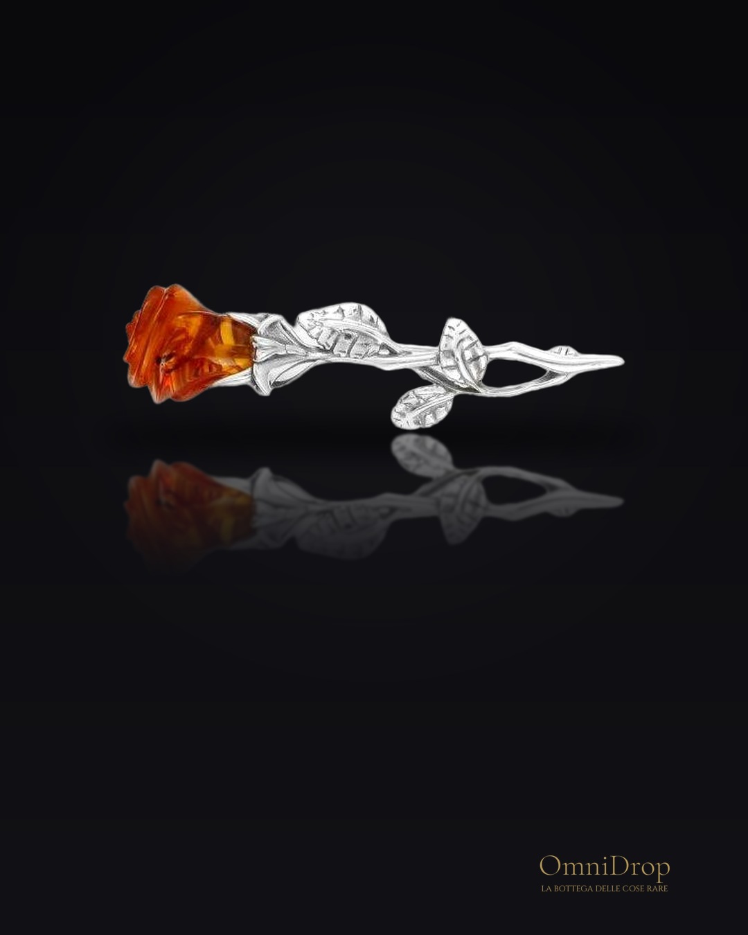 Spilla rosa in argento rodiato con ambra cognac naturale, per custodire la tua eleganza