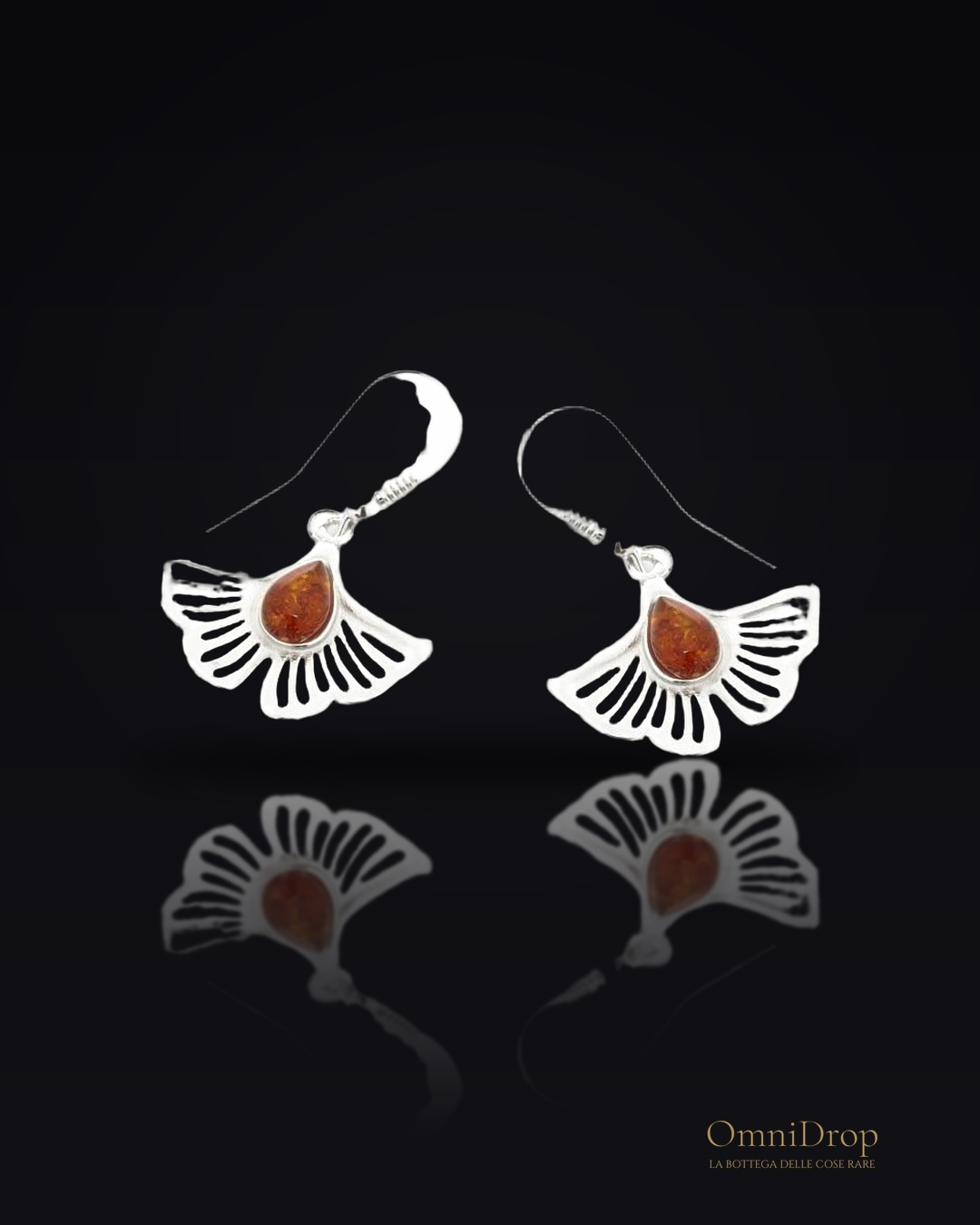 Orecchini con ginepro e ambra cognac, in argento 925 rodiato, per portare con te un tocco di eleganza