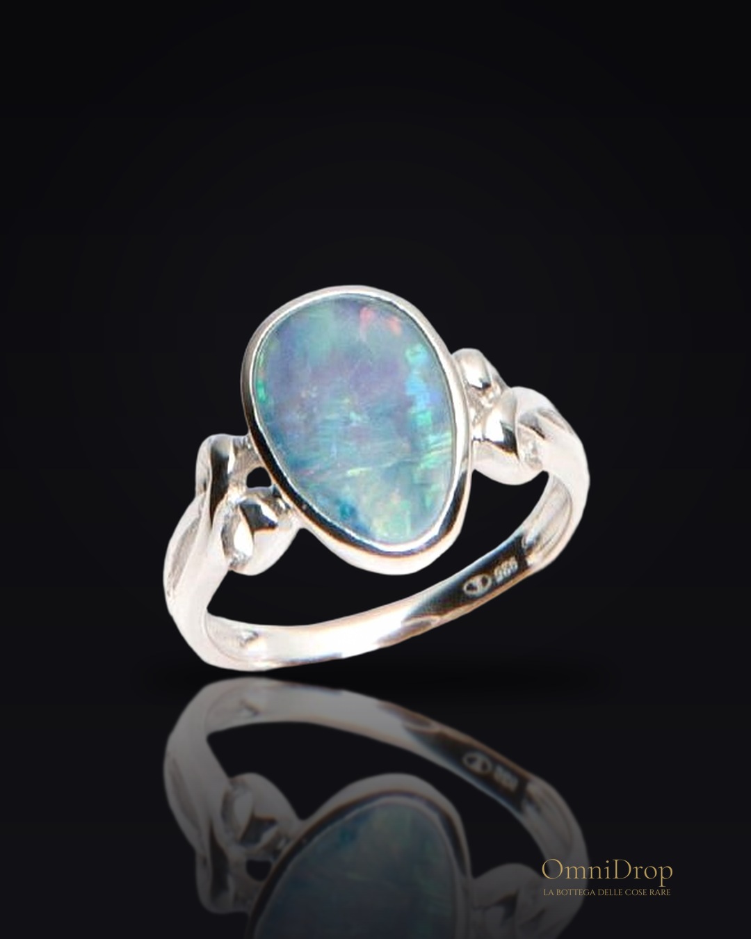 Anello opale blu, per evocare l'oceano