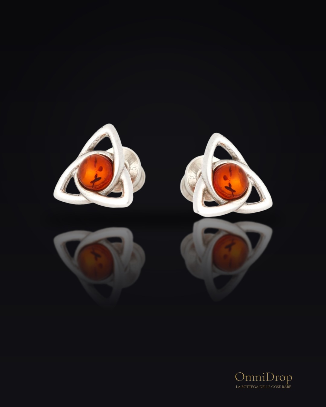 Orecchini Triquetra con ambra cognac, per portare l'intricato intreccio della vita