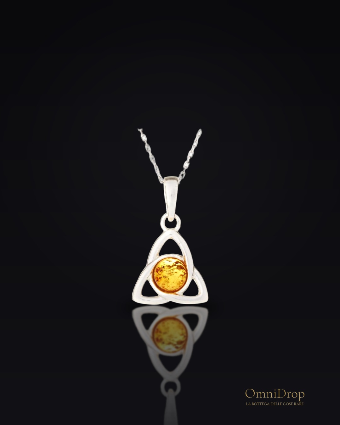 Ciondolo triquetra con ambra cognac, per condividere i momenti importanti