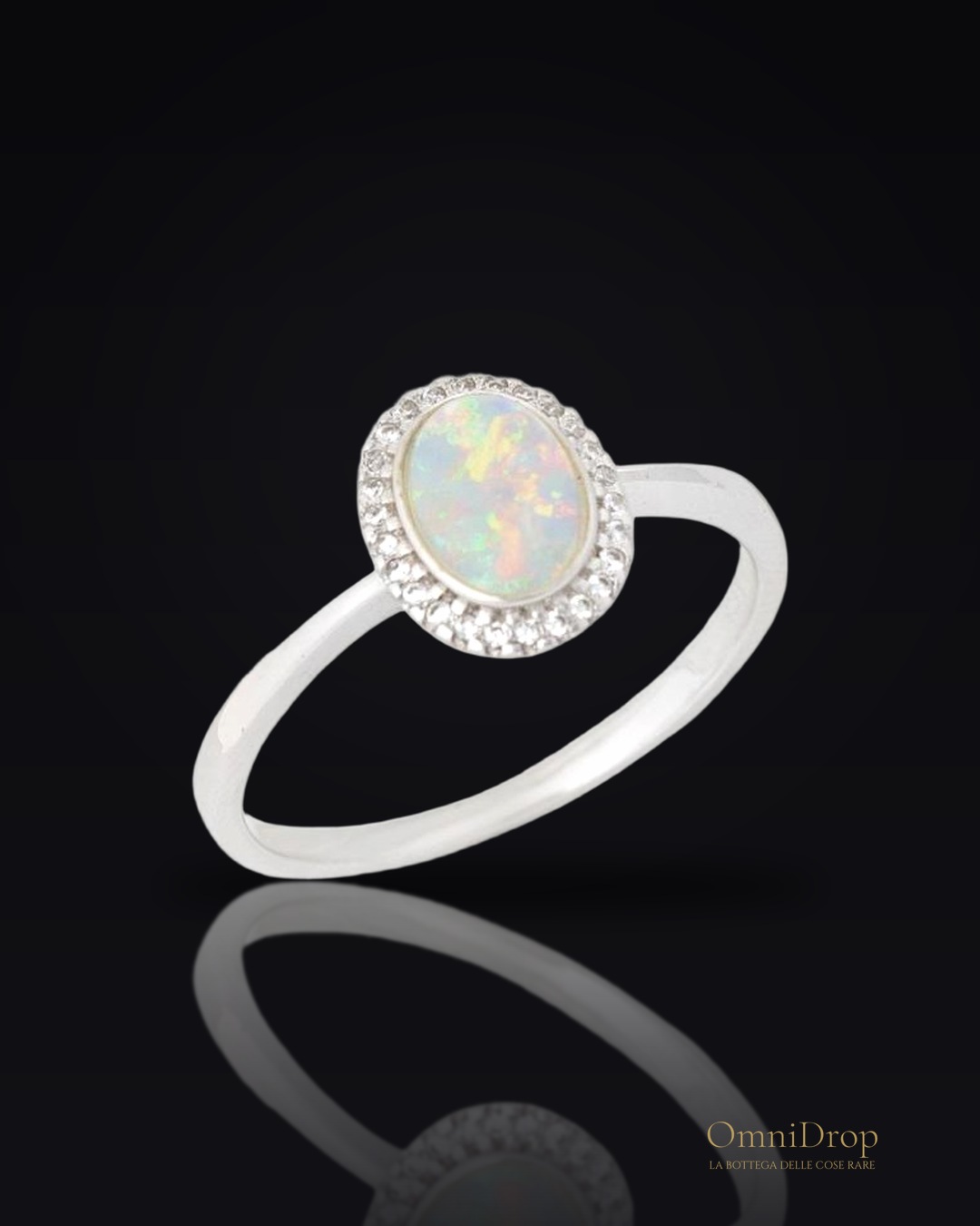 Anello opale ovale e zirconio, per preservare l'intrigo