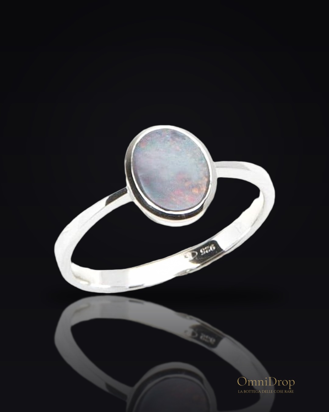 Anello opale blu ovale, per evocare l'oceano