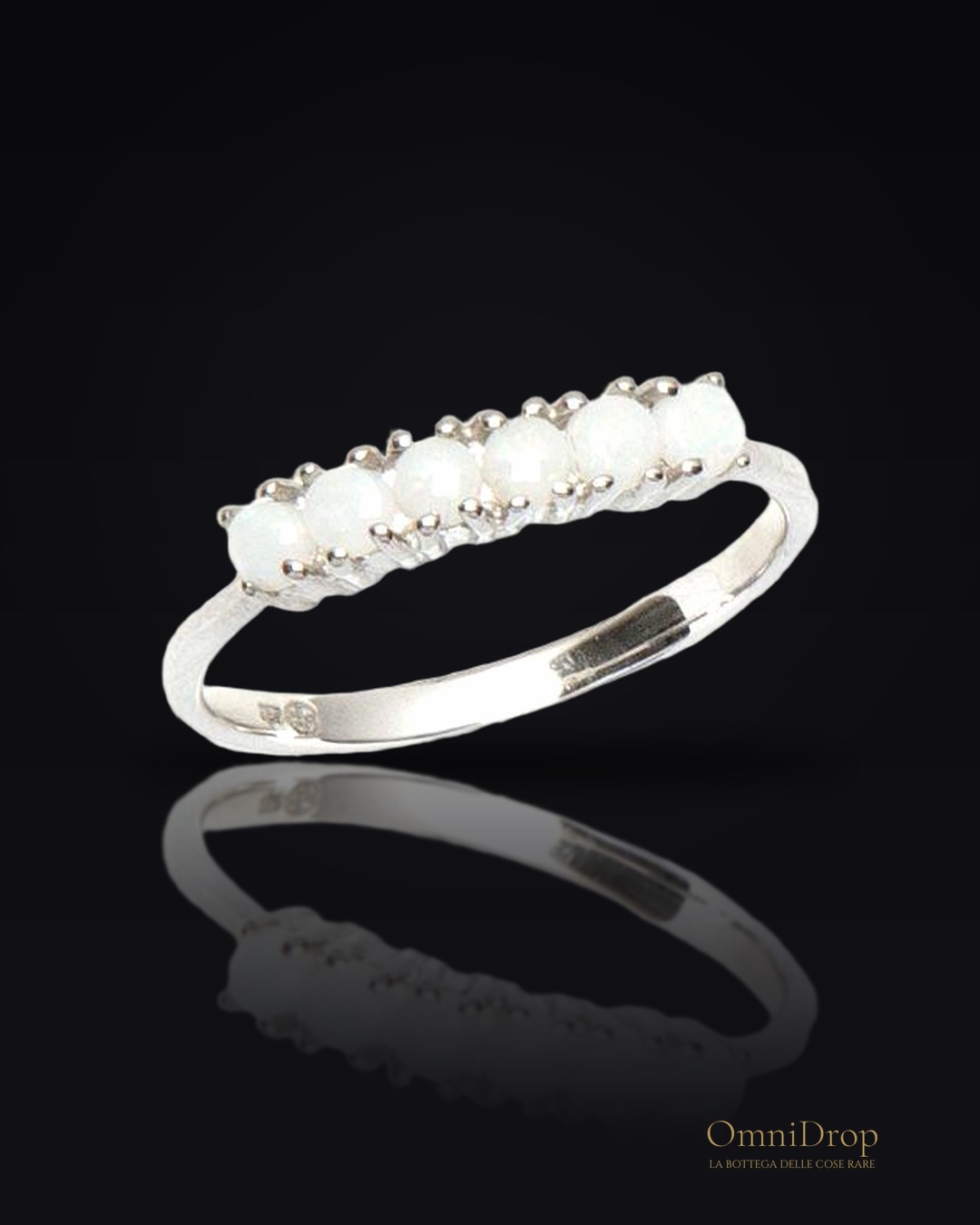 Anello con opale bianco naturale proveniente dall'Australia rotondo in argento 925 rodiato, per racchiudere l'essenza d
