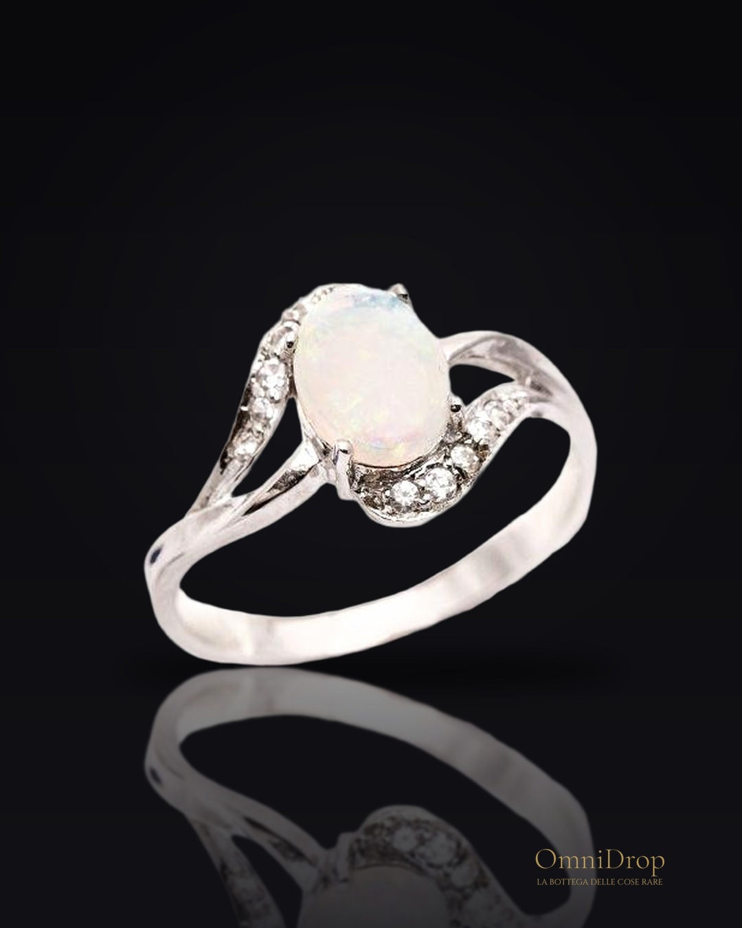 Anello opale ovale e zirconio, per portare con te l'essenza della natura
