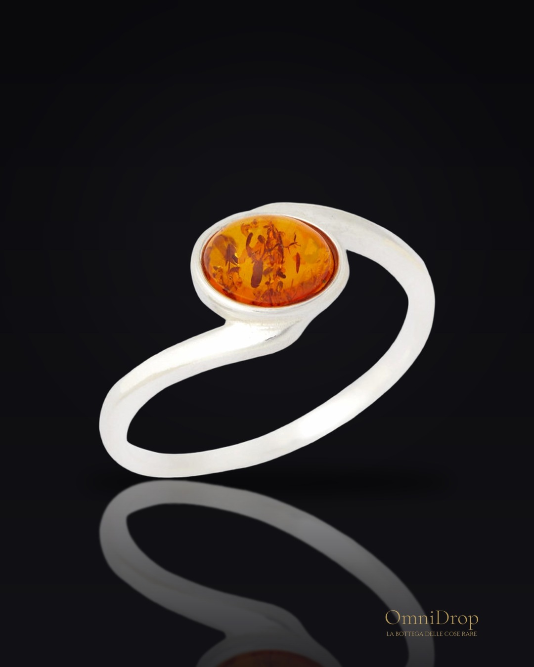 Anello con ambra cognac naturale del mar baltico ovale realizzato in argento 925 rodiato