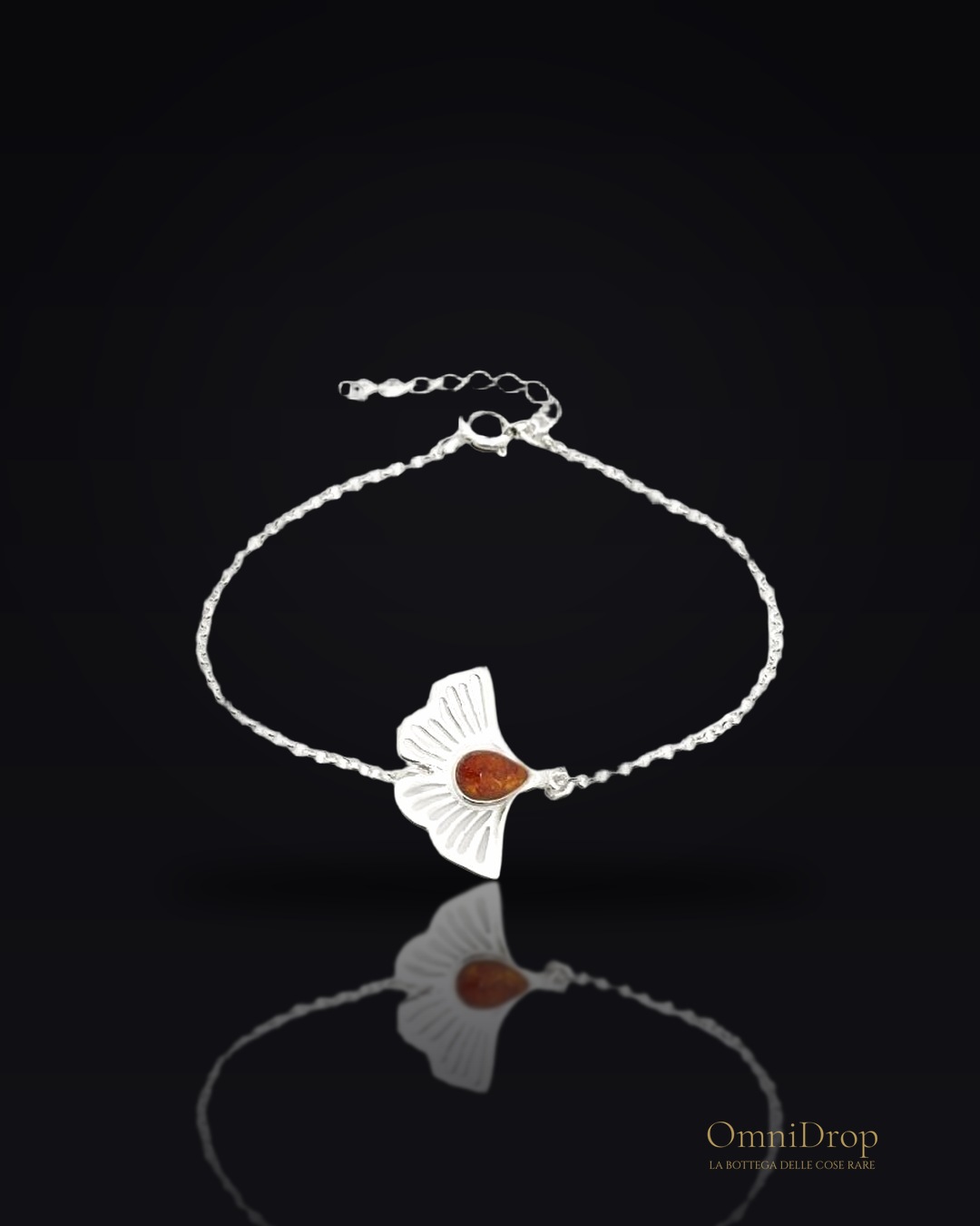 Bracciale in argento e ambra cognac con foglie di gingko, per custodire l'eternità
