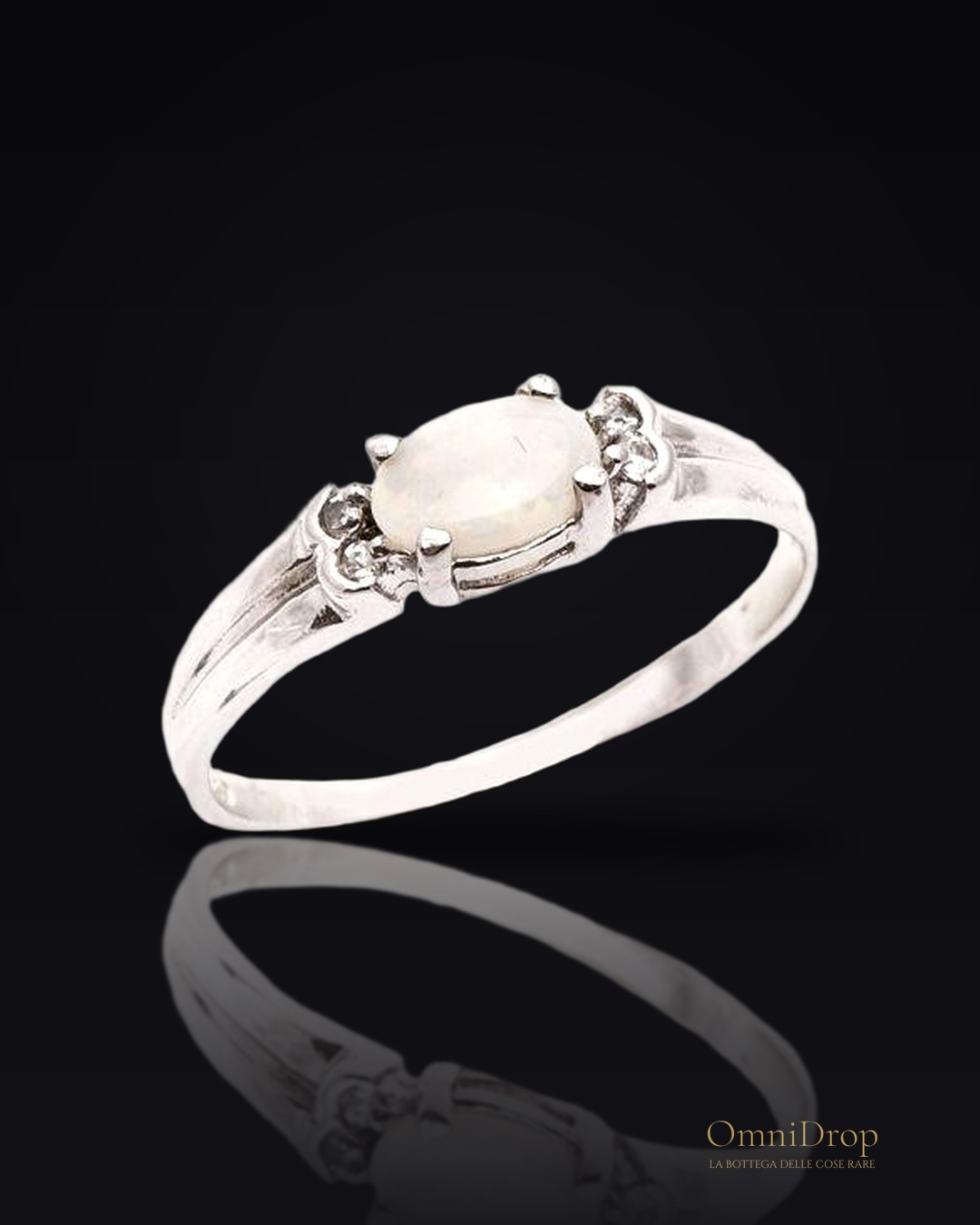 Anello opale bianco australiano ovale, per la purezza di un sorriso