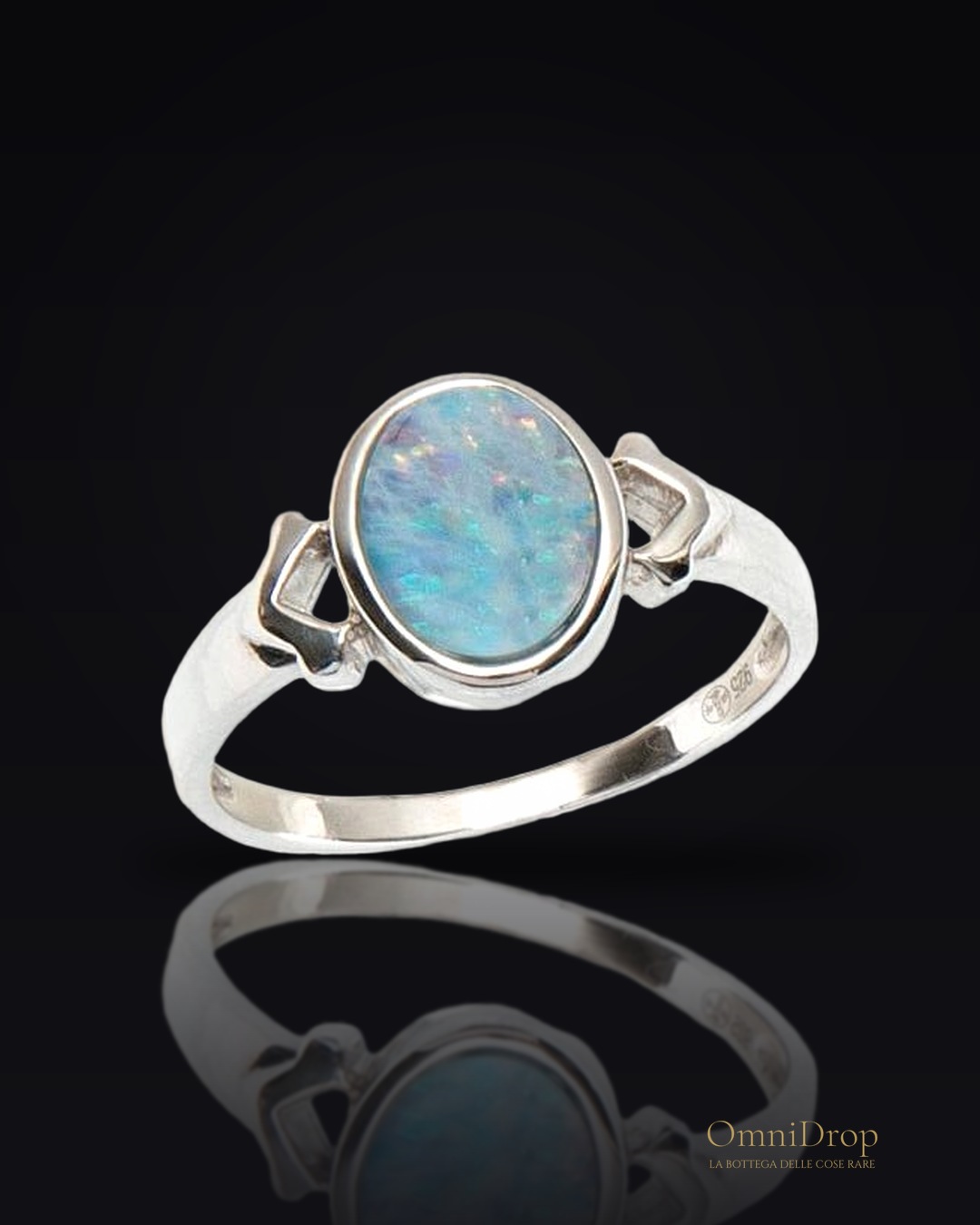 Anello opale blu ovale, per evocare l'oceano
