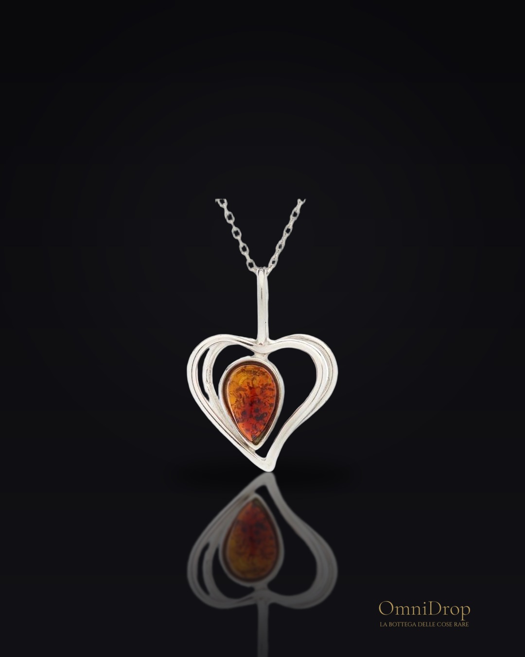 Ciondolo cuore in argento rodiato con ambra cognac, per custodire l’amore eterno