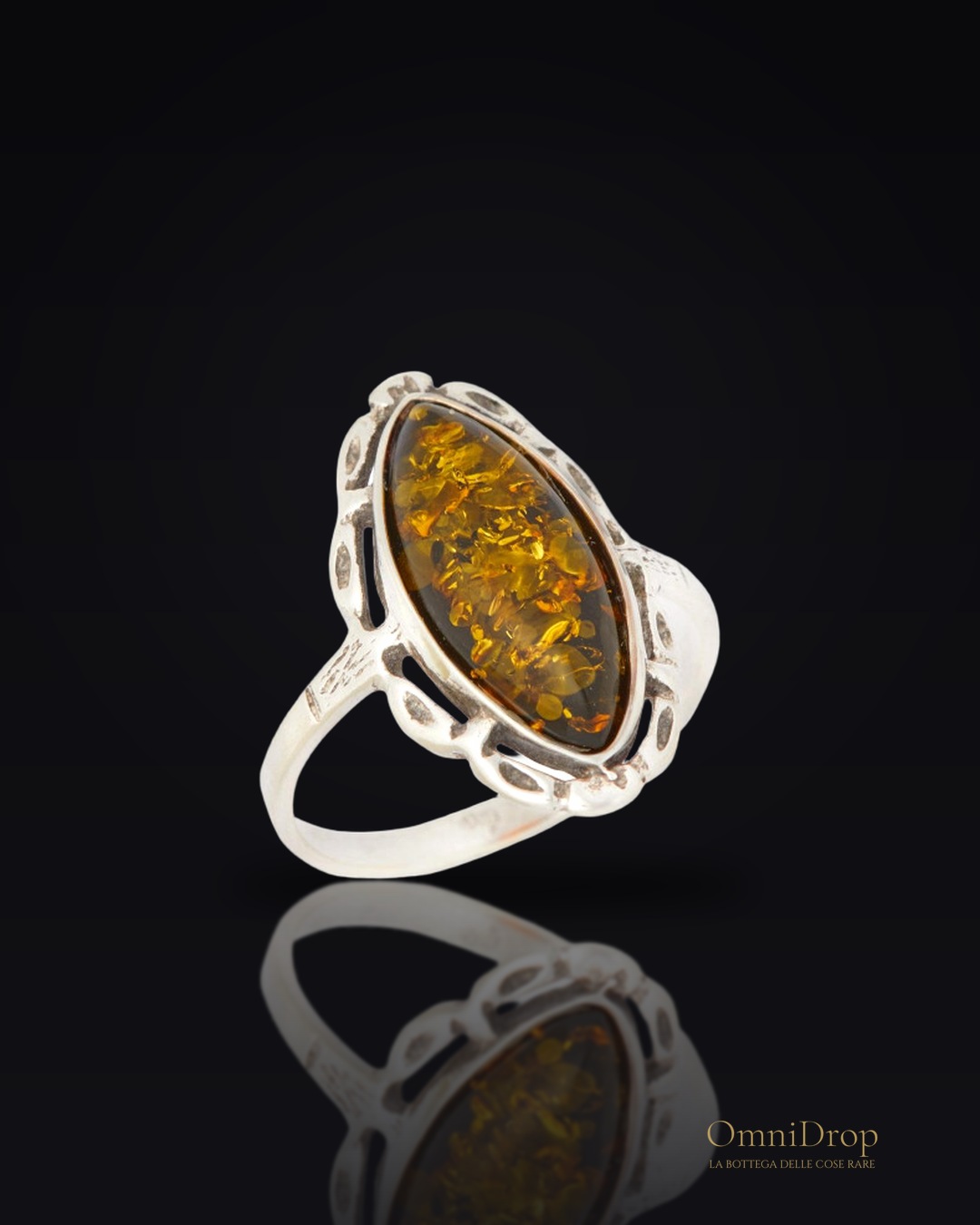 Anello ambra navetta verde, per raccontare storie antiche