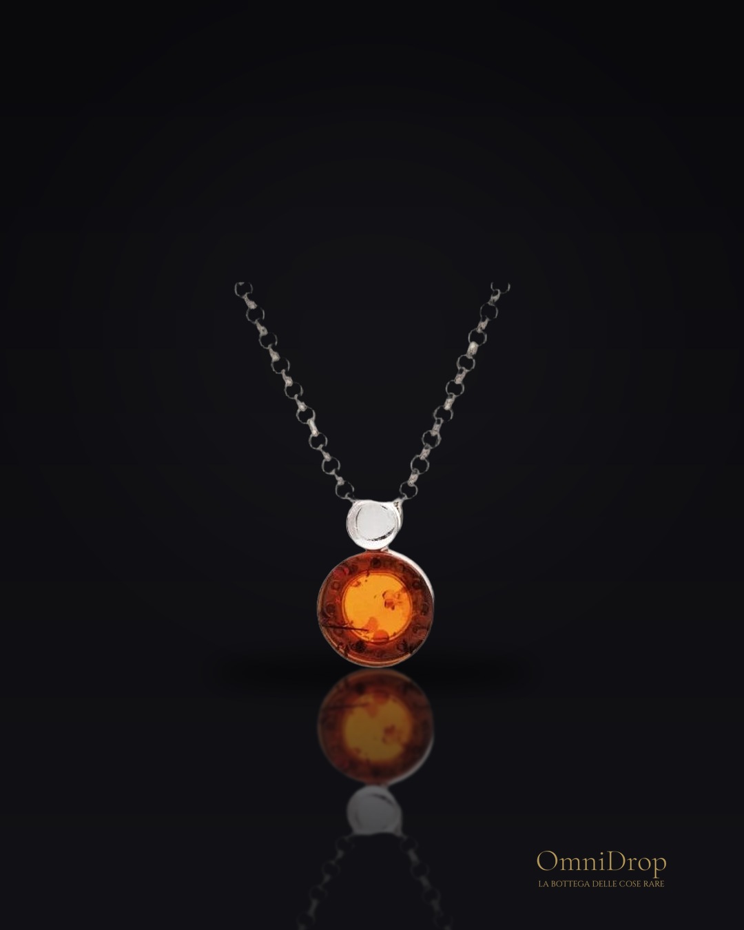 Collana in argento 925 rodiato con ambra tonda cognac, per custodire la tua luce