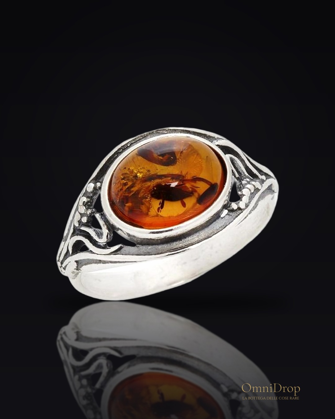 Anello con ambra cognac naturale del mar baltico realizzato in argento invecchiato, per evocare momenti