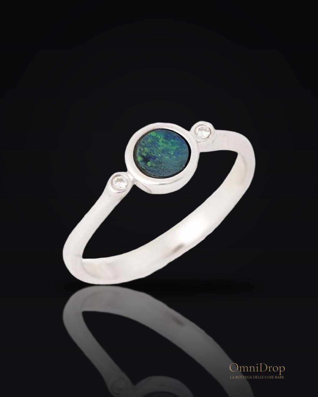 Anello opale e zirconio, per evocare la natura
