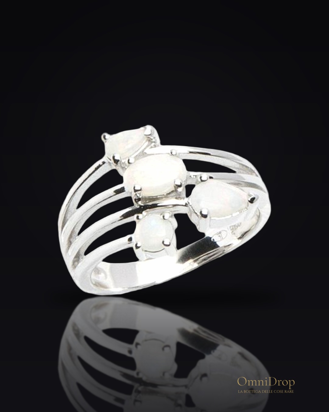 Anello con opale bianco naturale proveniente dall'Australia in argento 925 rodiato, per intravedere l'essenza della ter