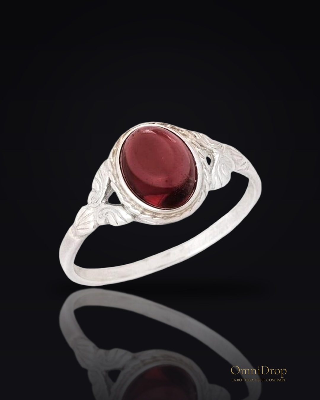 Anello con granato rosso naturale ovale, passione intatta