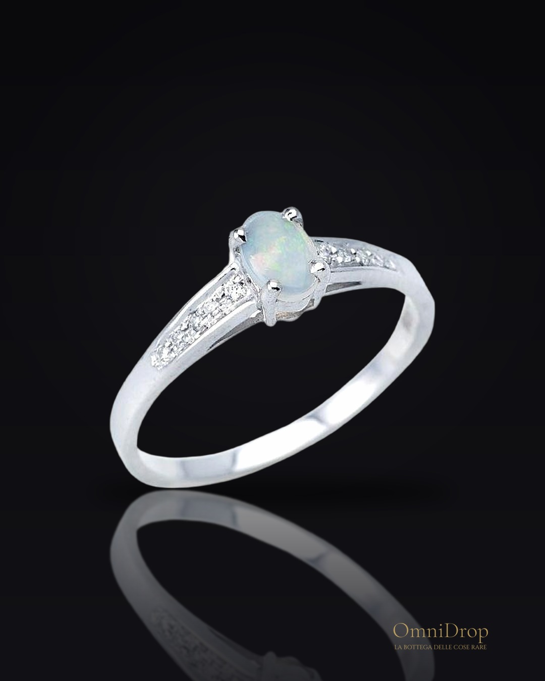 Anello in argento 925 rodiato con opale ovale e zircone, per celebrare la tua luce