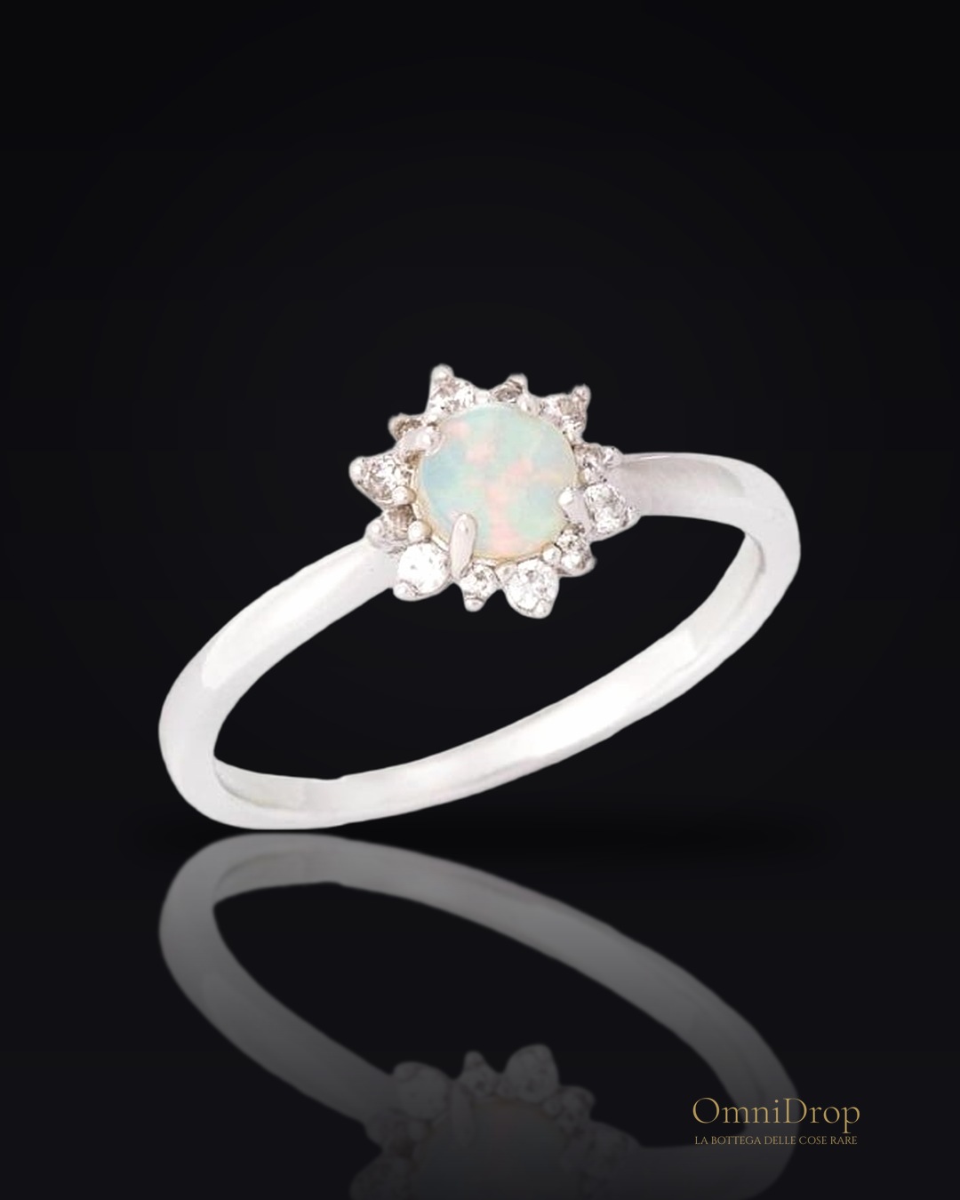 Anello in argento 925 rodiato con opale tondo, per custodire la tua luce interiore